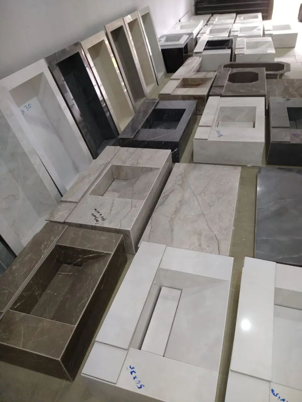 Pias de porcelanato de medidas variadas 