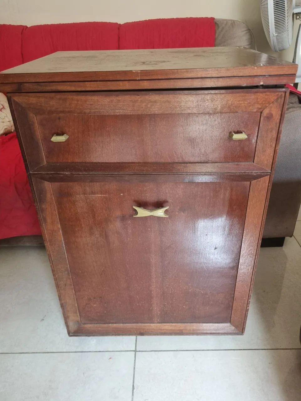 Máquina de costura singer reta com gabinete em bom estado funcionando perfeitamente 110v 