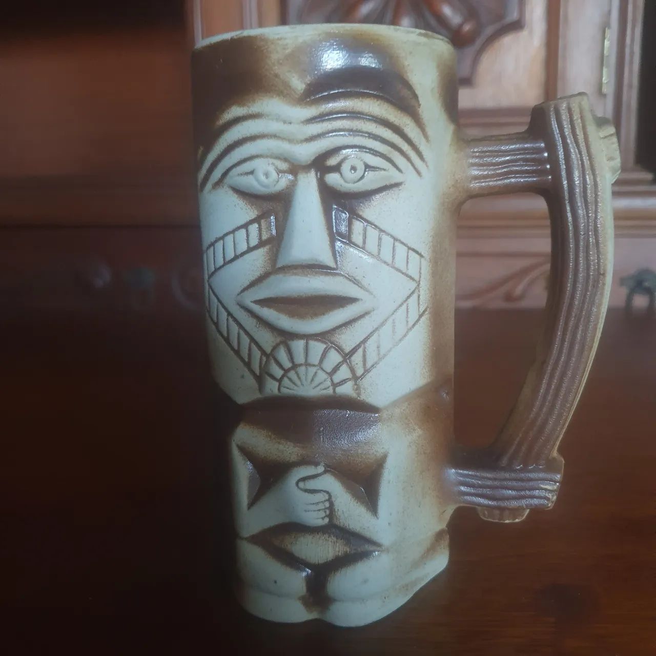 Caneca de cerâmica com design tribal