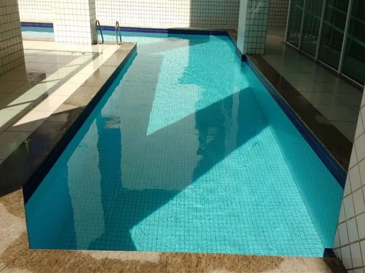 APARTAMENTO 03 QUARTOS, 100 MTS DA PRAIA, CHURRASQUEIRA E PIA NA SACADA, BAIRRO GUILHERMIN - Foto 3