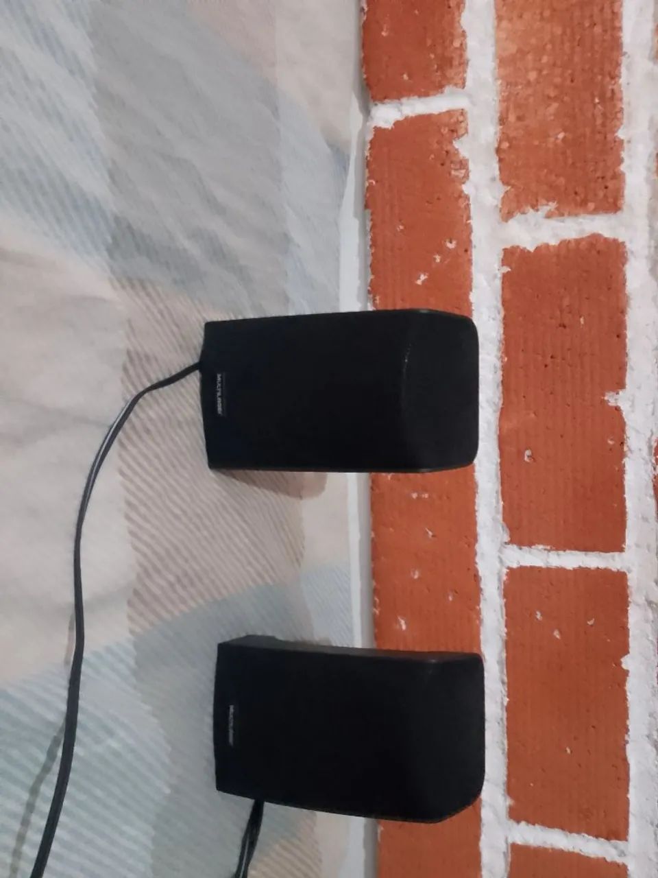 Caixa de som para computador USB.