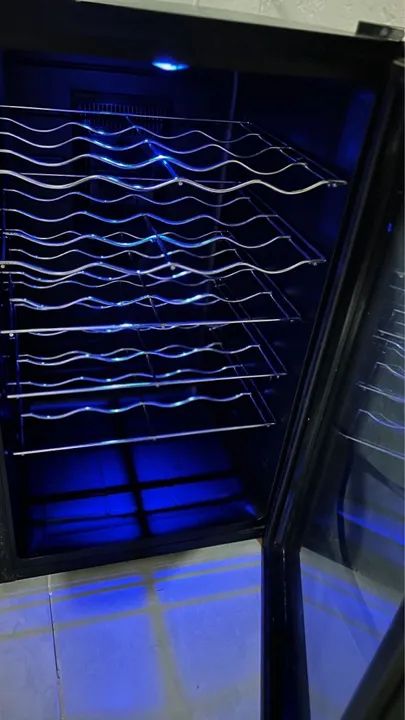 Adega de Vinho Climatizada com Iluminação LED