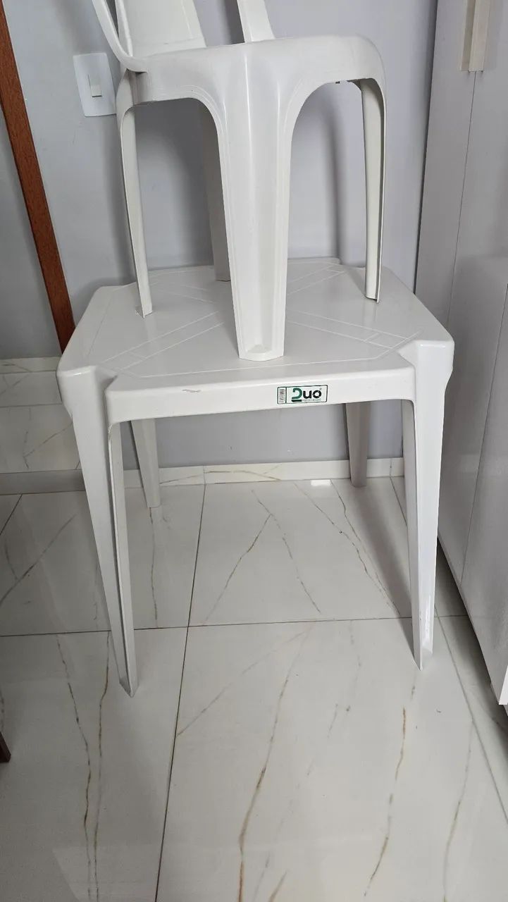 Mesa de plástico branca com 1 Cadeira