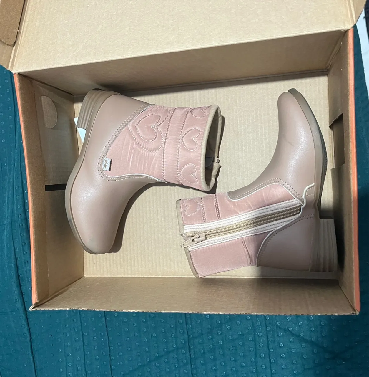 Botas infantis rosa com detalhes de coração