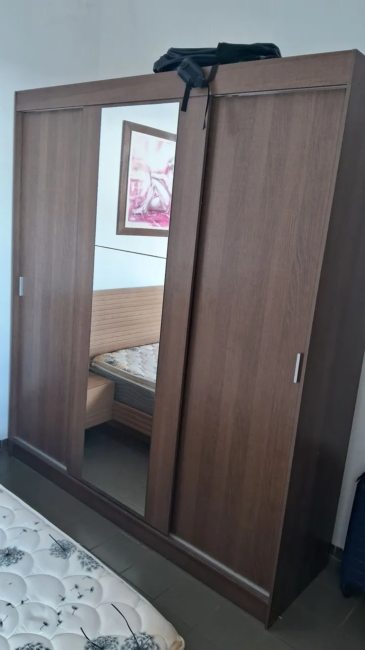 Guarda-Roupa Amadeirado com Espelho