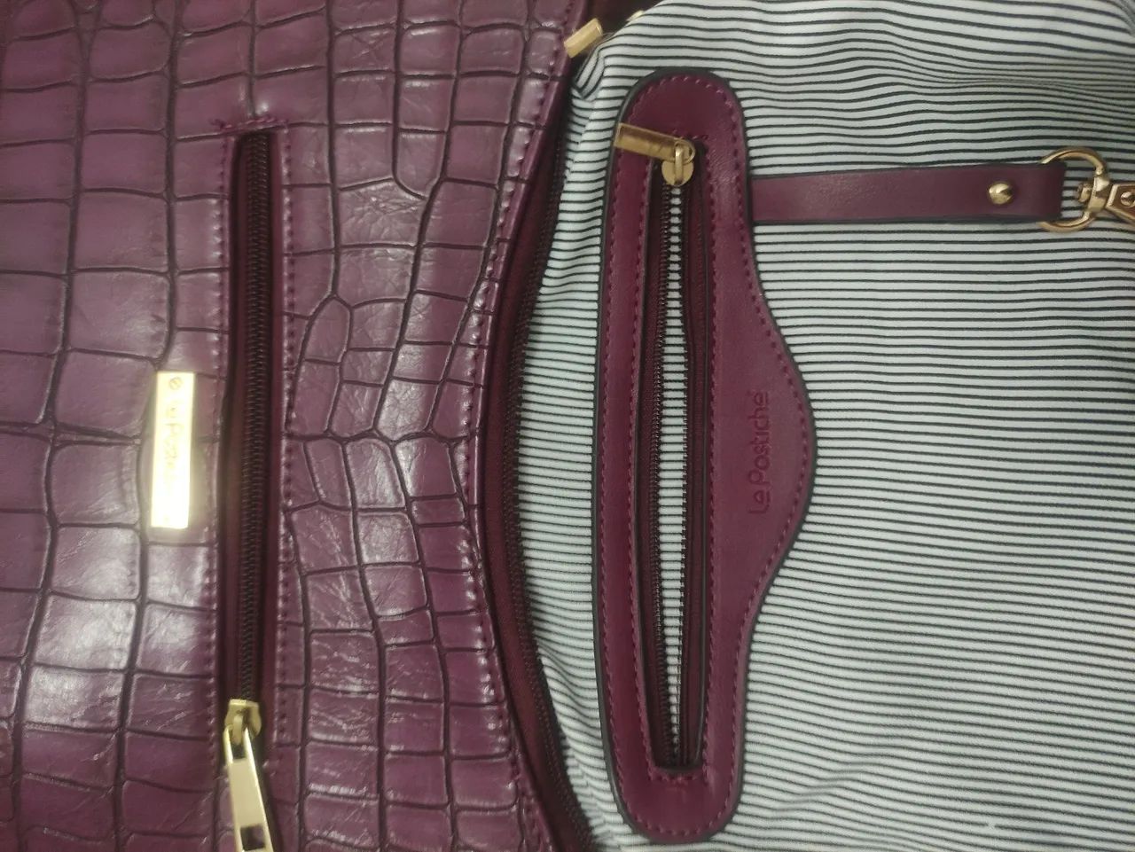 LE POSTICHE BOLSA TRANSVERSAL 135,00<br>VINHO <br>VARIAS DIVISÕES <br>ALCA COM REGULAR<br>ALTURA 24CM - Foto 4