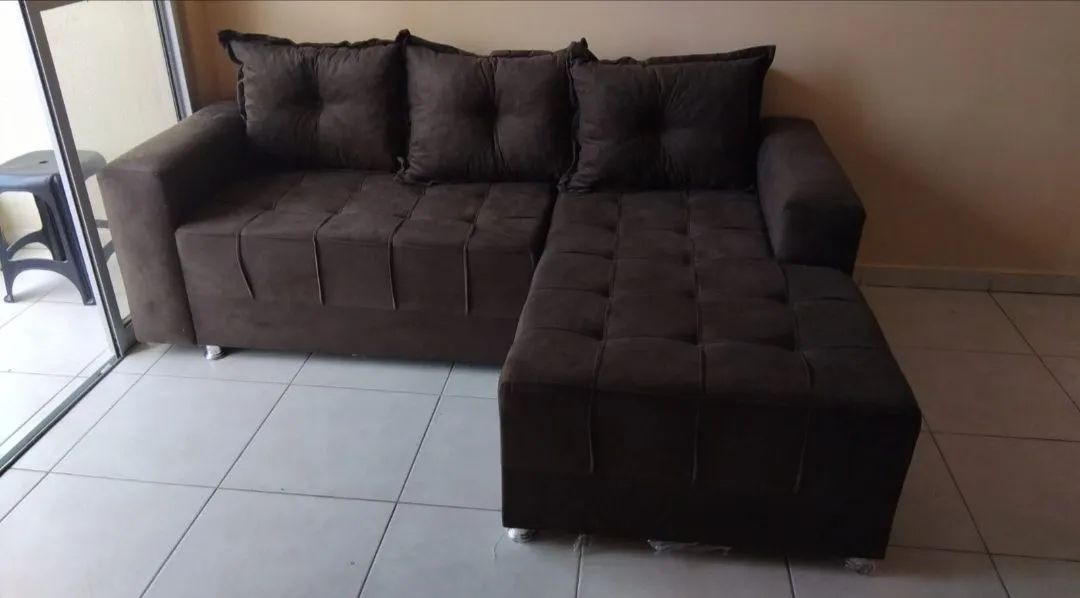 Sofá cheyse todo detalhado e super acolchoado  - Foto 3