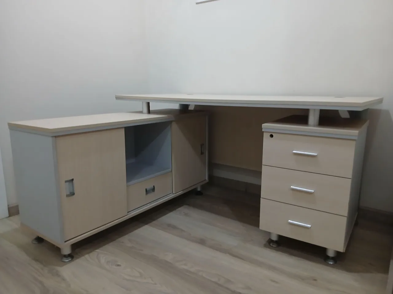 Mesa de Escritório Completa com Gaveteiro e Armário