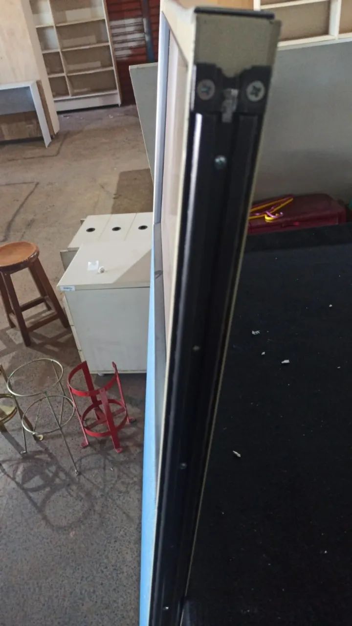 *Divisória de Escritório com Visor Superior em Vidro*