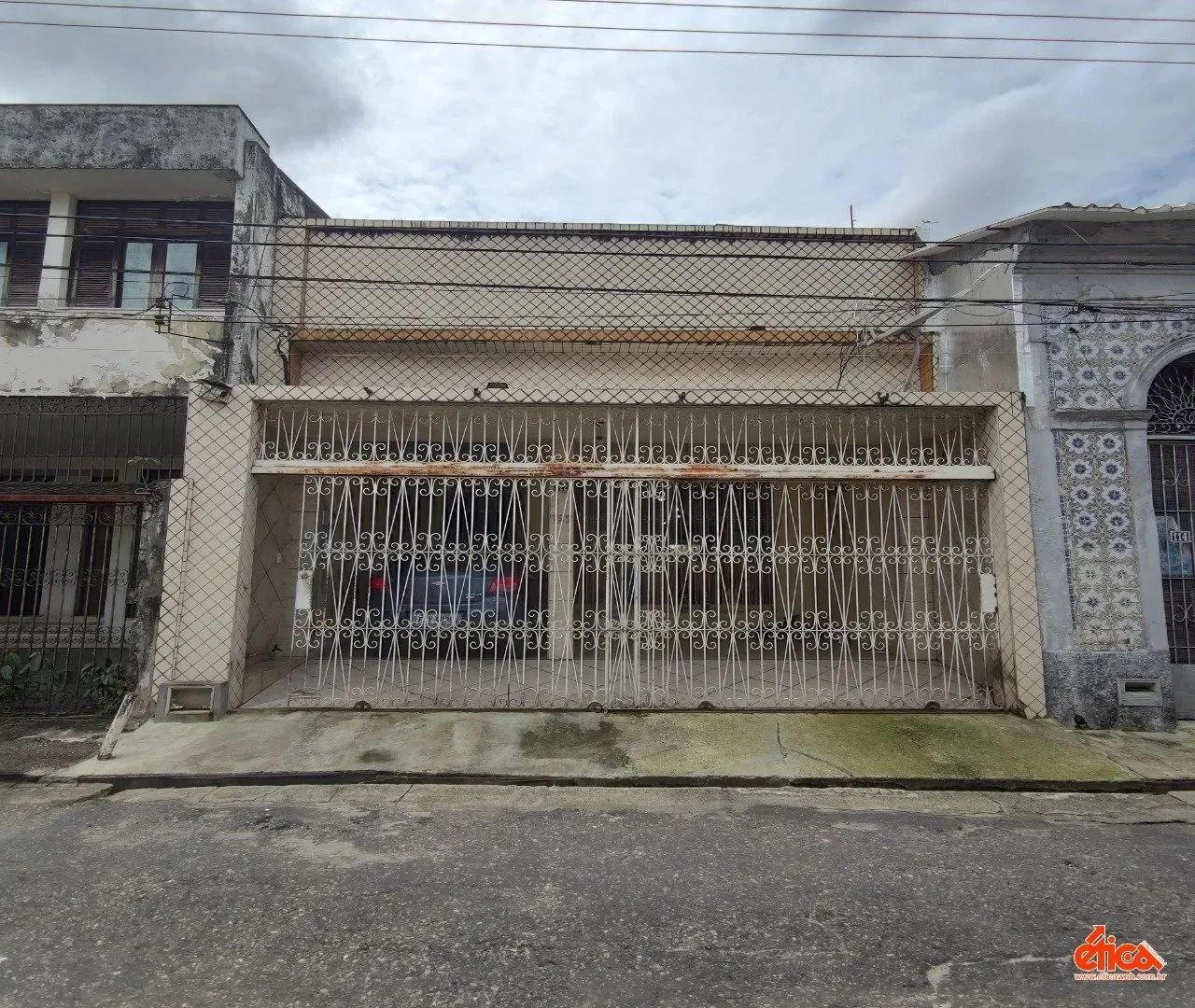 Casa com 03 quartos sendo 01 suite, 0 vagas de garagem