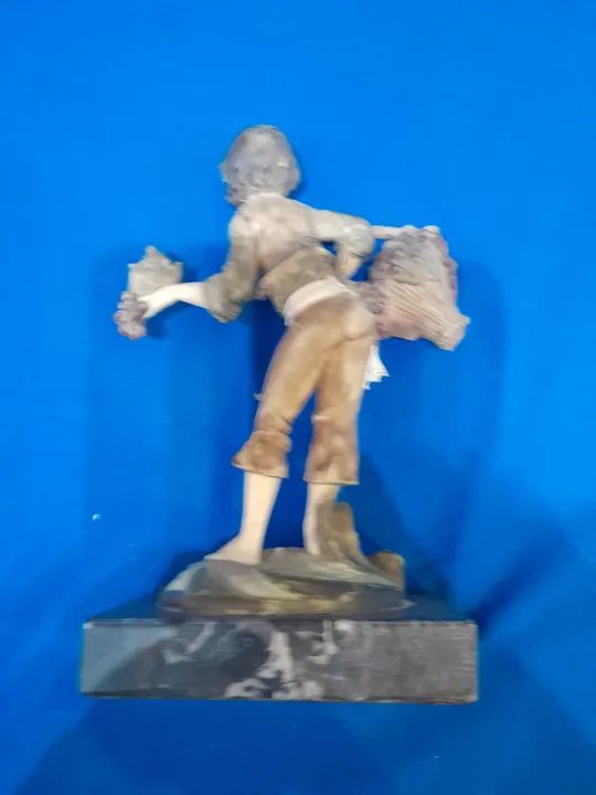 Estatueta de menino com uvas - Foto 3