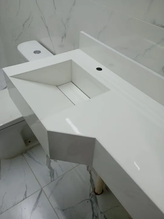 Pia de banheiro em porcelanato branco
