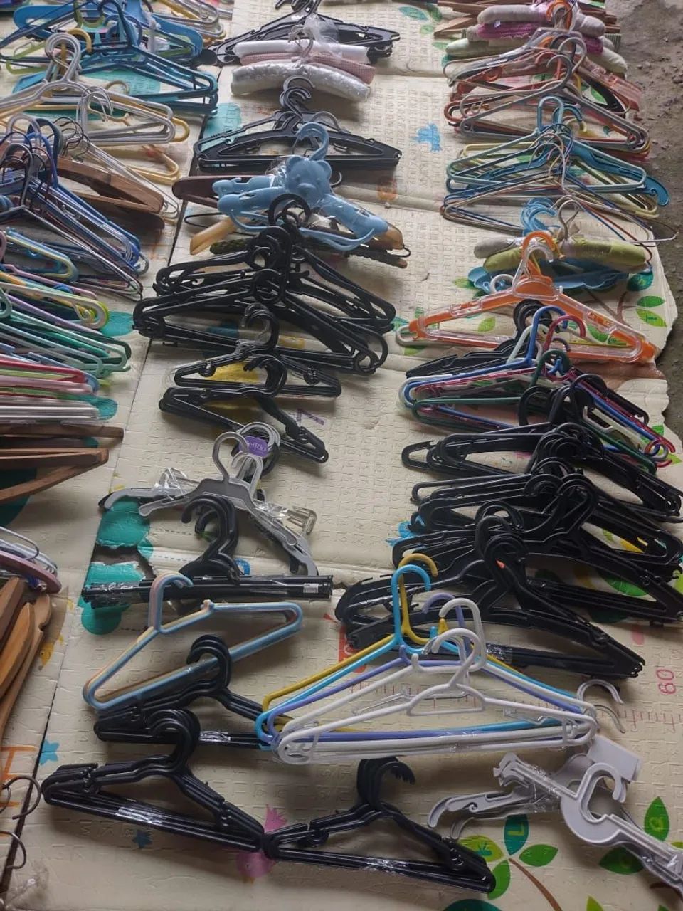Vendo lote de cabides ou unitário  - Foto 5
