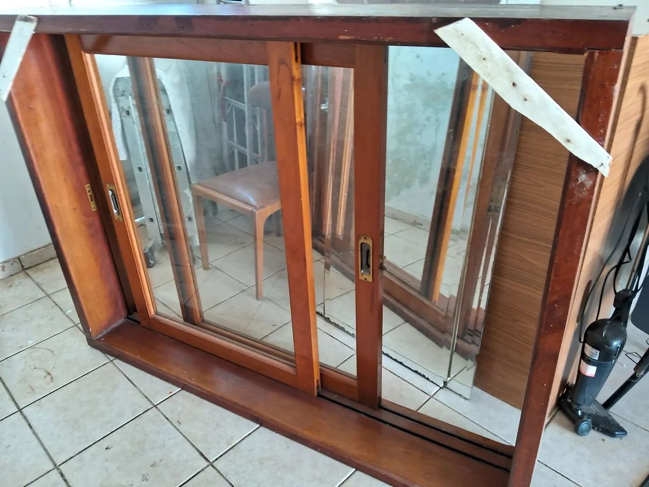 Janela de madeira  maciça  2 folhas. 64522272936834120