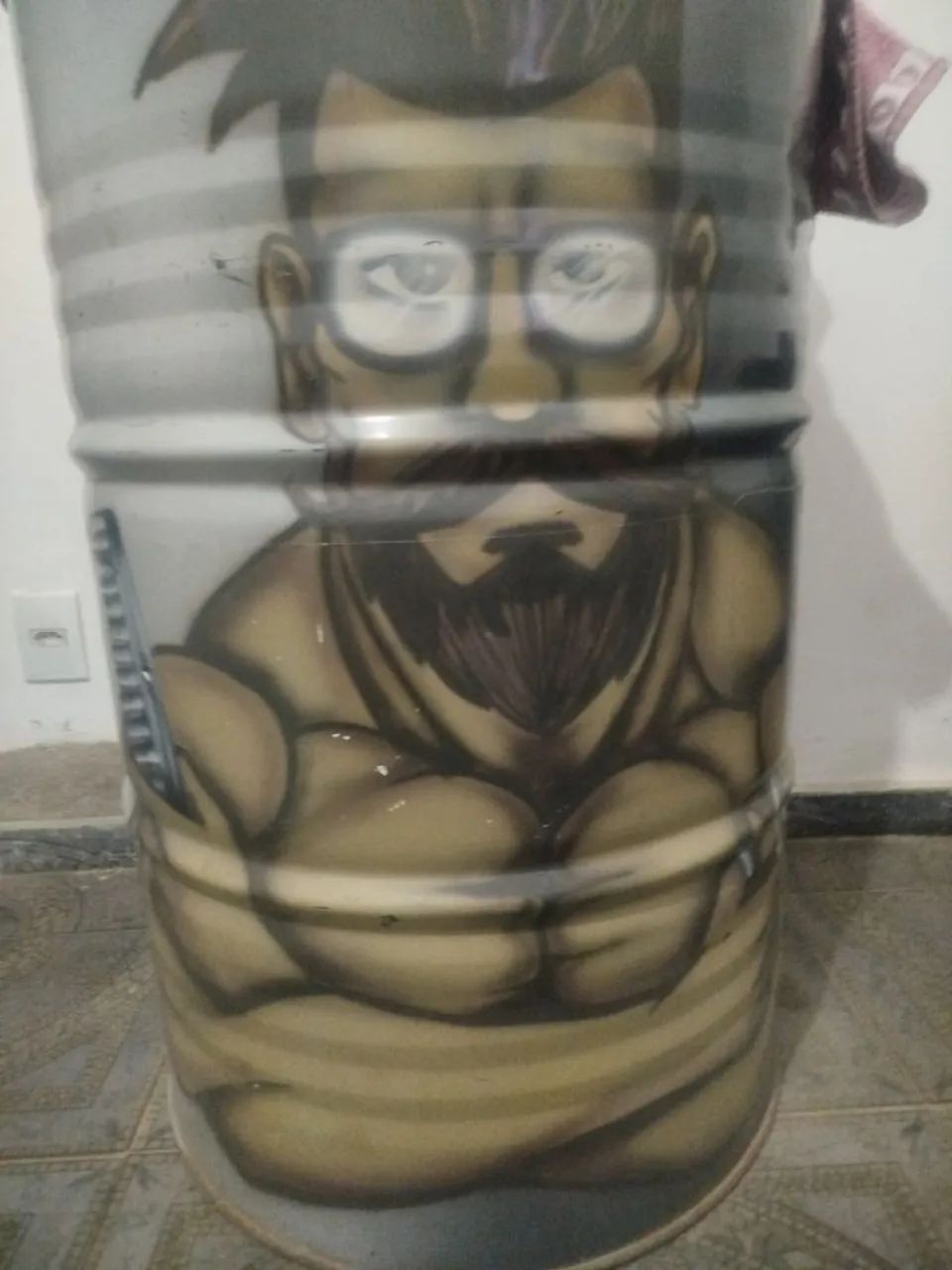 Vendo barril de metal grafitado 