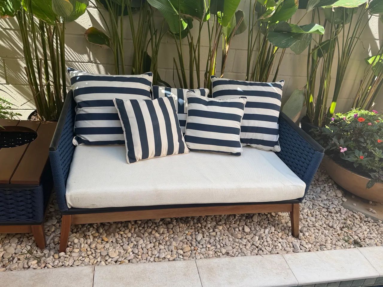 2 poltronas 1 namoradeira e 2 mesas de cetro de  corda náutica azul  - Foto 3