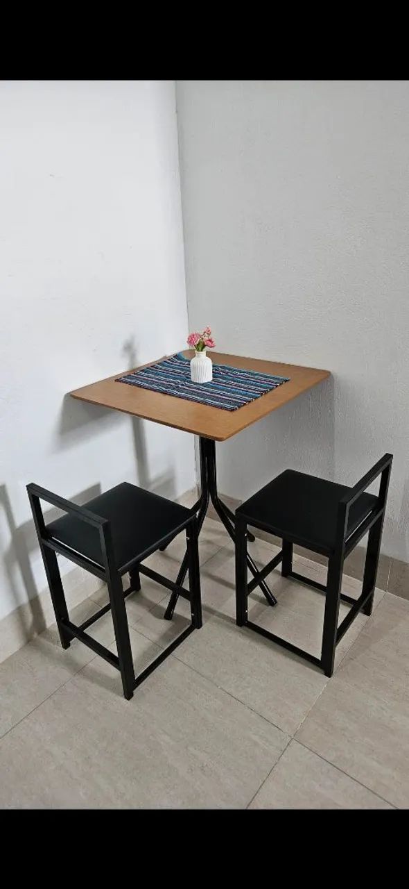 Mesinha bistrô + banquetas 