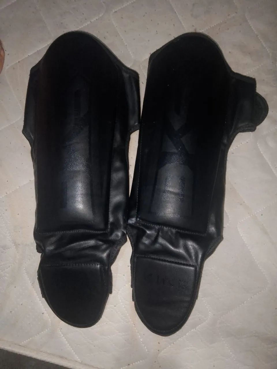 Luva de boxing 16 OZ e caneleira BKS pra vender rápido  - Foto 2