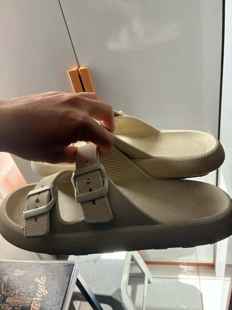 Chinelo bege - Foto 2