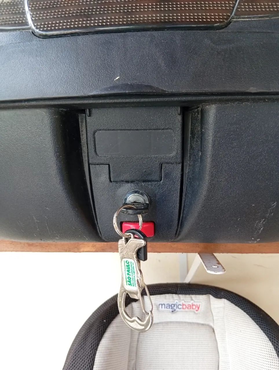 Baú de 40 litros e um capacete para Moto. - Foto 5