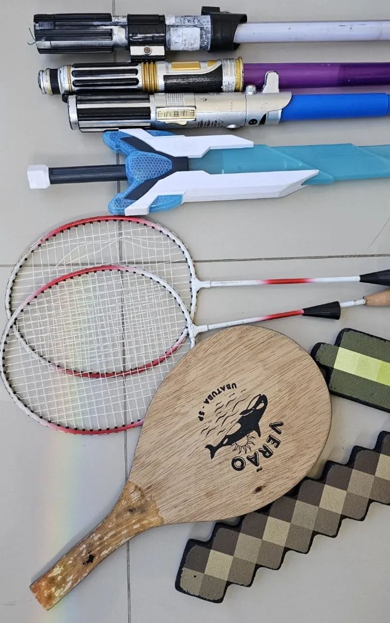 Lote de sabre de luz, espadas e outros brinquedos - Foto 2
