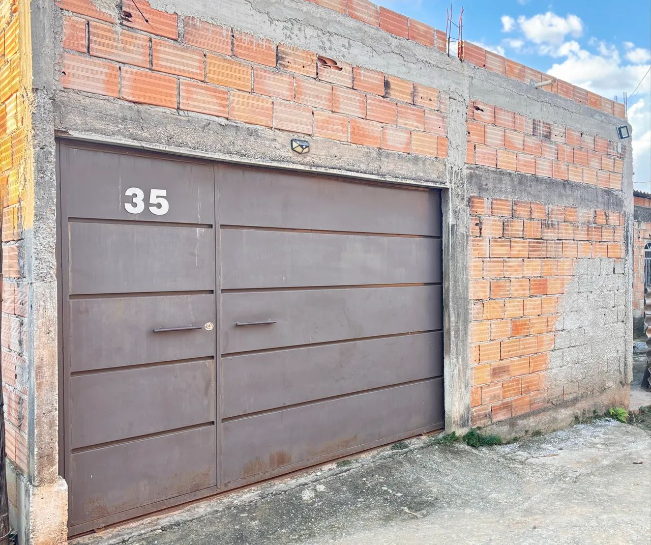 Casa com 2 Saídas, Garagem e 2º Andar Pronto para  Construção