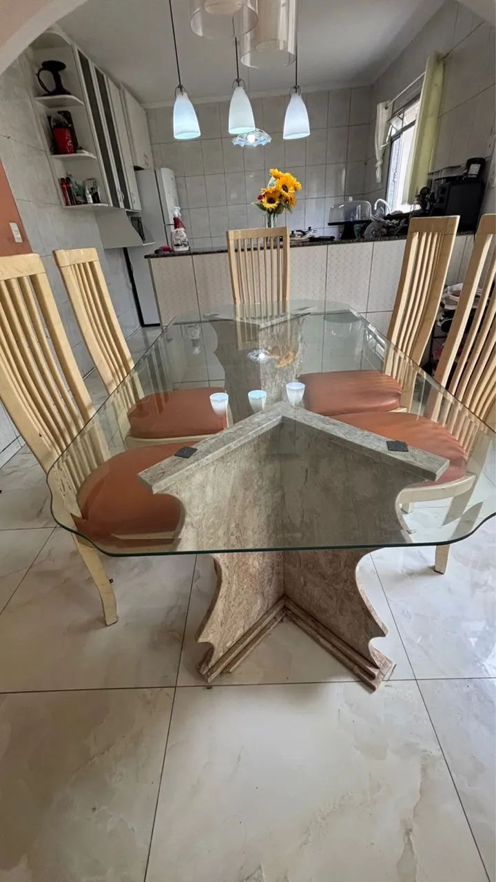 Mesa de vidro com base em mármore 