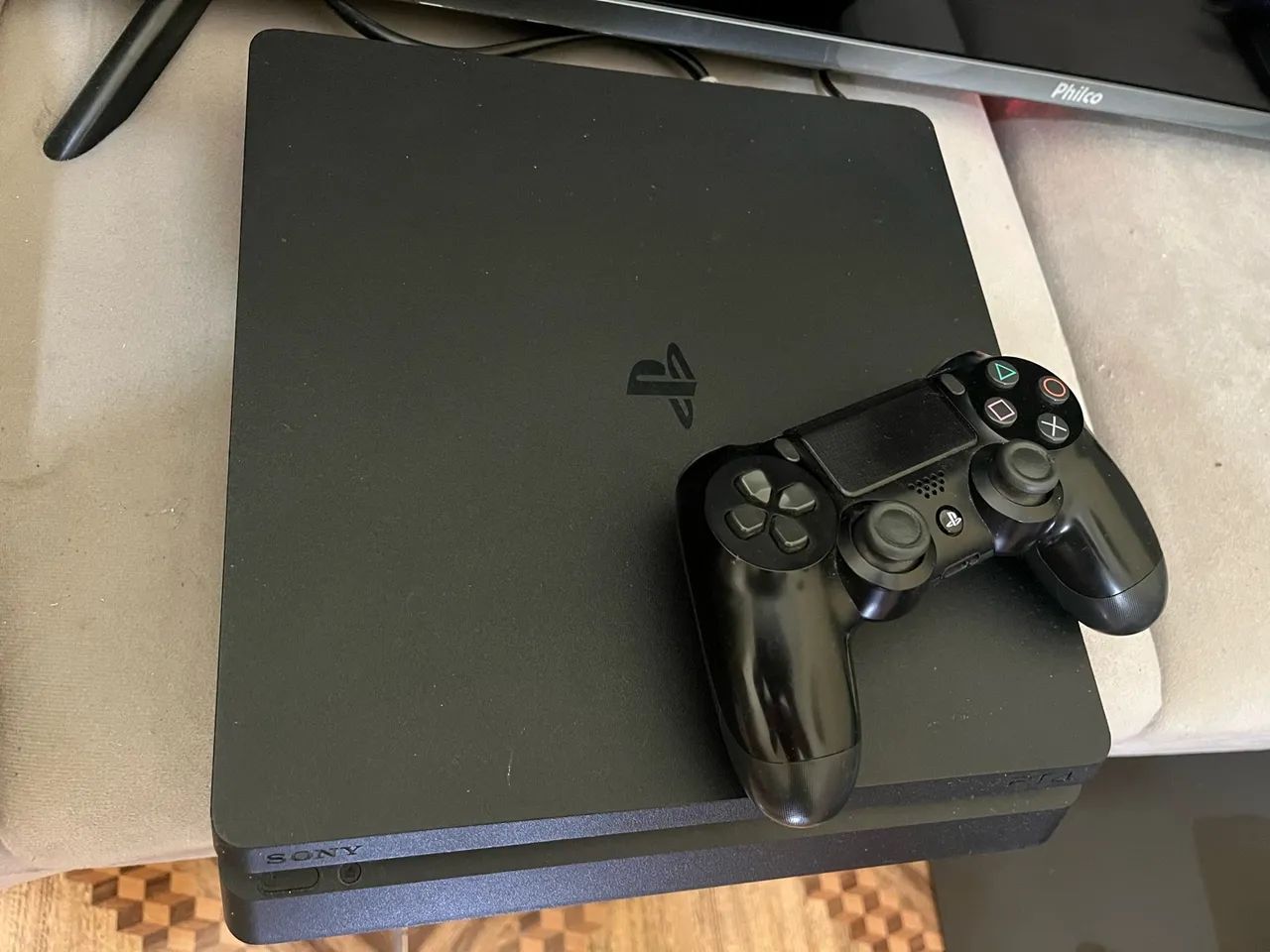 PS4 1TB + 2 JOGOS DIGITAL  - Foto 2