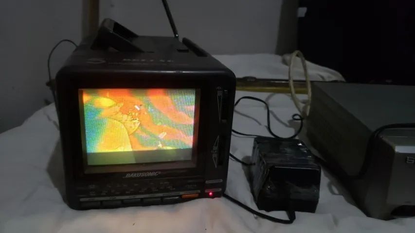 tv bakosomic a cores  5 polegadas radio am e fm  model bk-4848ls vintage