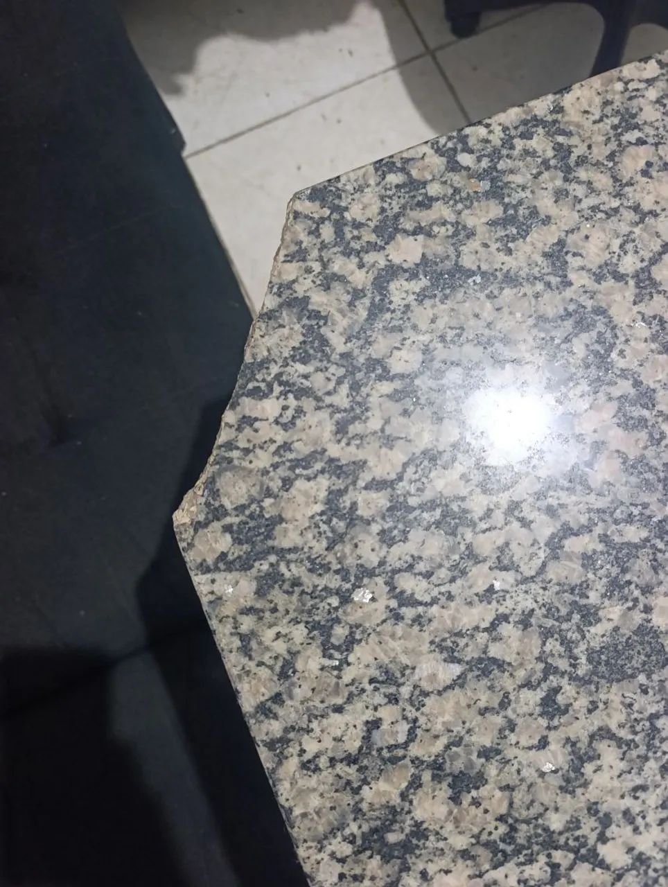 Mesa com tampo de granito e estrutura metálica - Foto 4