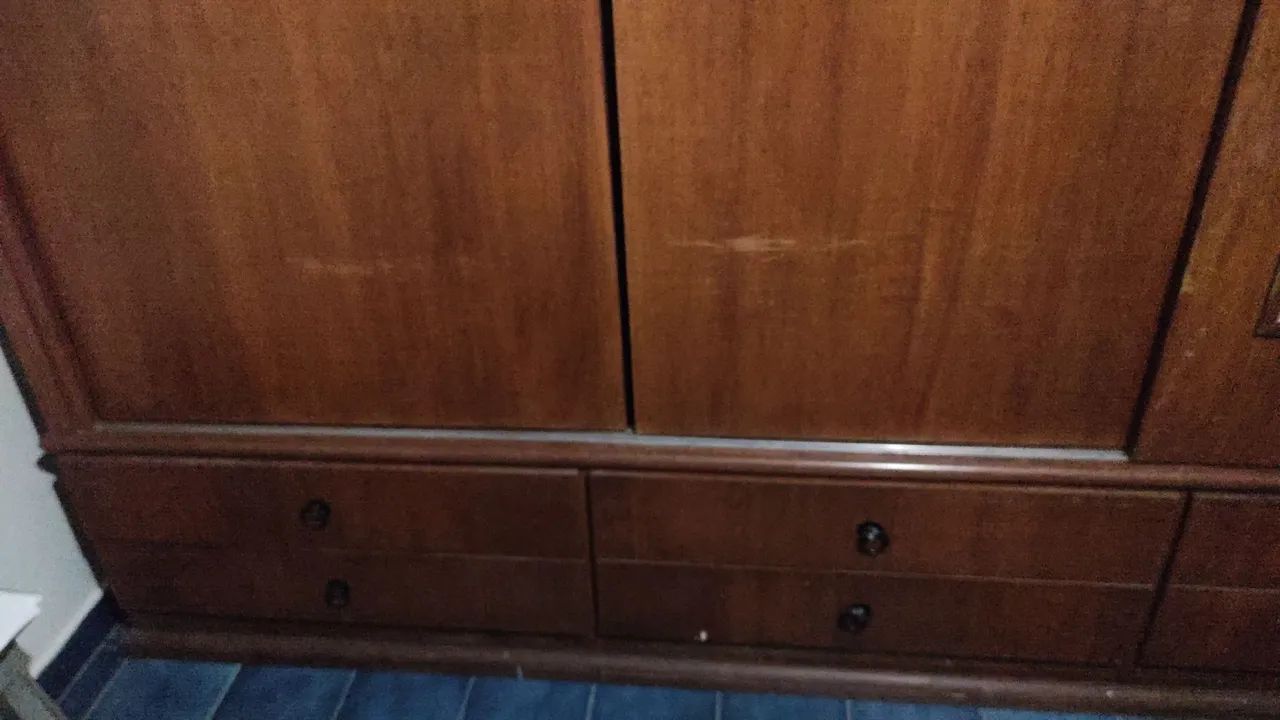 Guarda roupa madeira maciça.