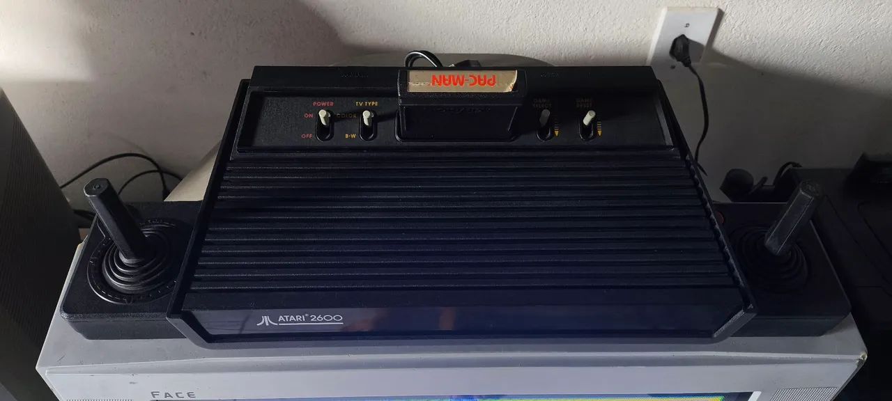 Atari 2600 Polyvox + Pac-Man + 2 Controle e Mod AV - Foto 3
