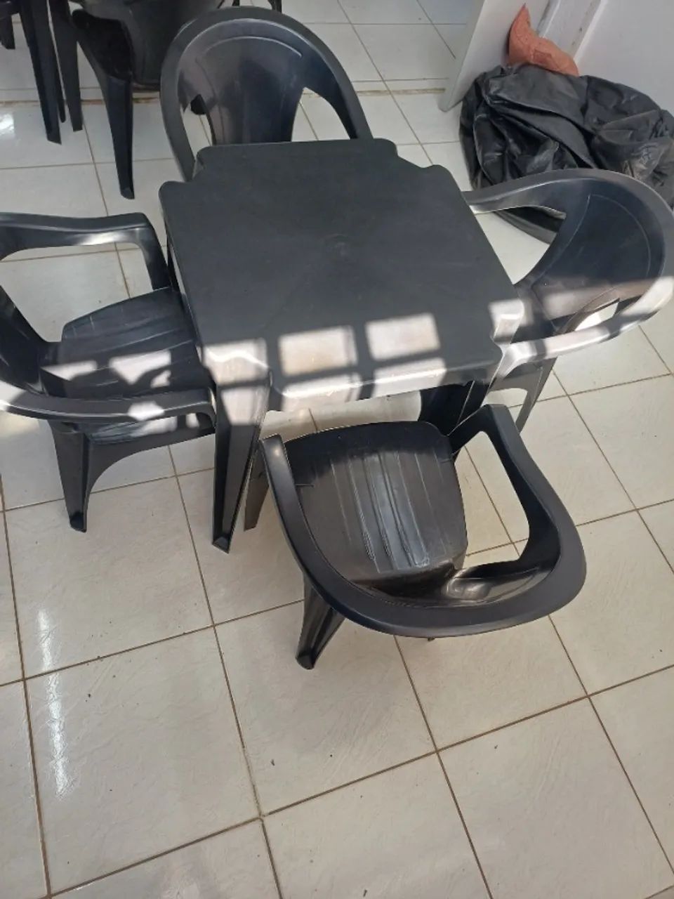 2 UN - MESA PLÁSTICA COM 4 CADEIRAS PRETO - 182KG - Foto 2