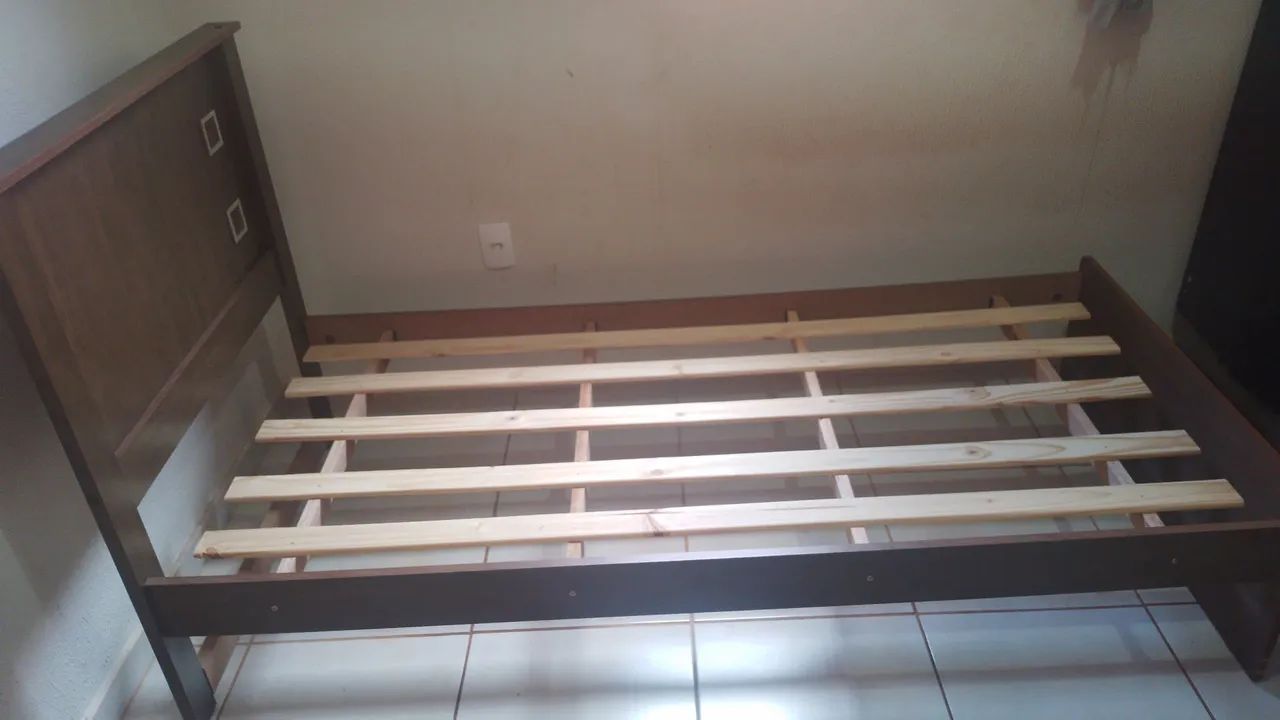 Vendo cama de solteiro, pouco tempo de uso, bem conservada em ótimo estado