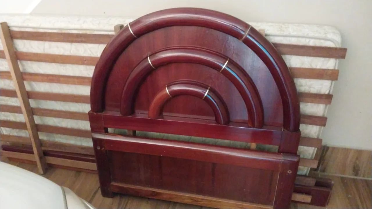 Cama solteiro de madeira 
