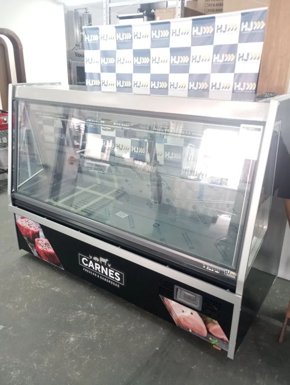 NZ. Vitrine de açougue 2 metros Gelopar com depósito refrigerado 