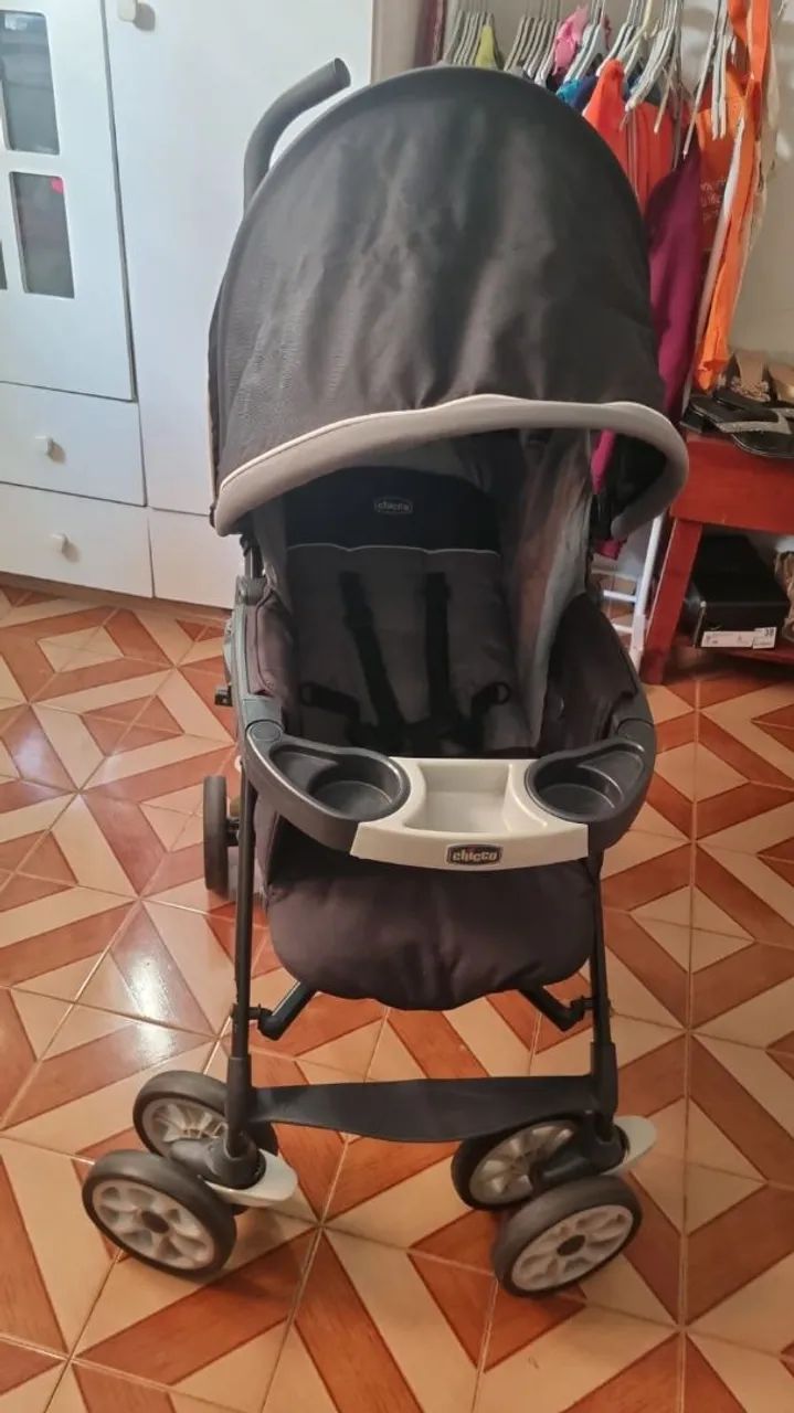 Carrinho de bebê seminovo da marca Chicco.