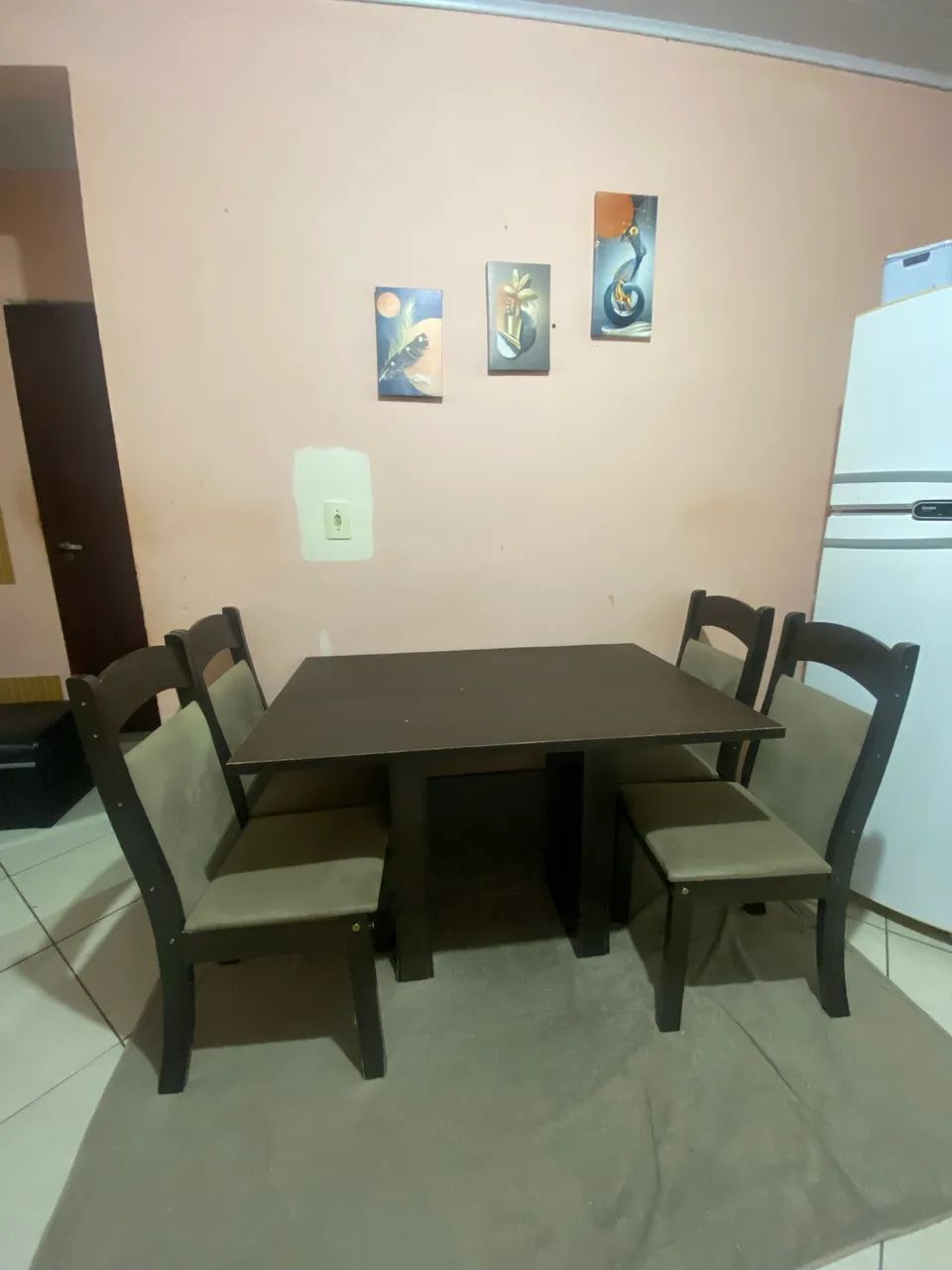 MESA DE JANTAR COM 4 CADEIRAS. - Foto 3