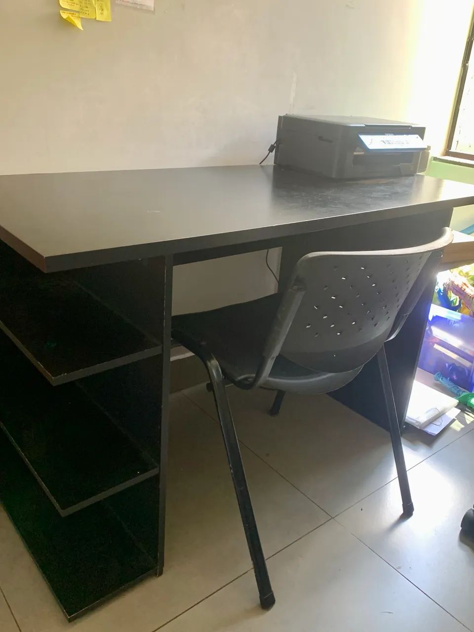 Escrivaninha com cadeira 