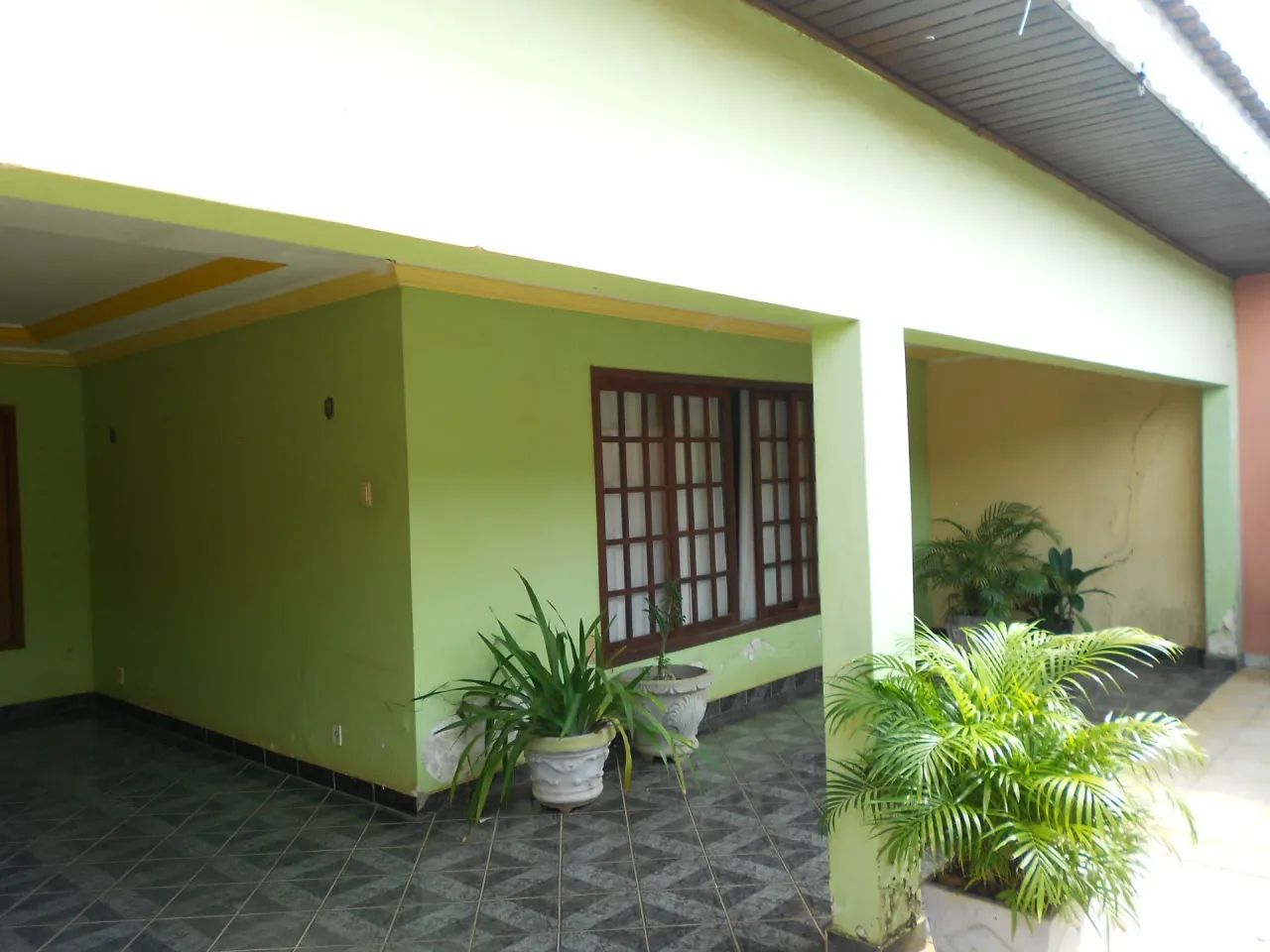 AMPLA CASA TÉRREA COM 04 SUÍTES E PISCINA. - Foto 2
