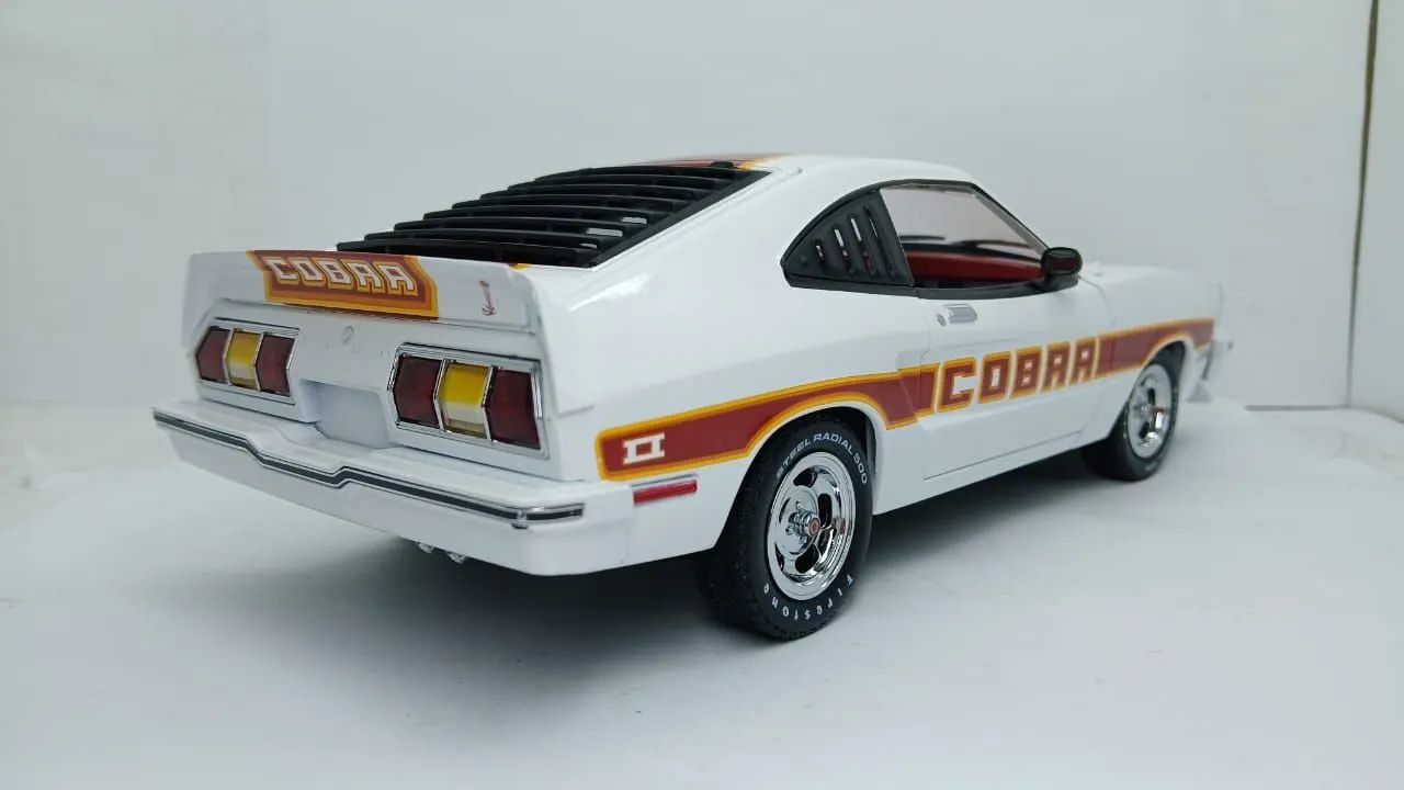 Miniatura Shelby Mustang Cobra II 1/18 - Foto 3
