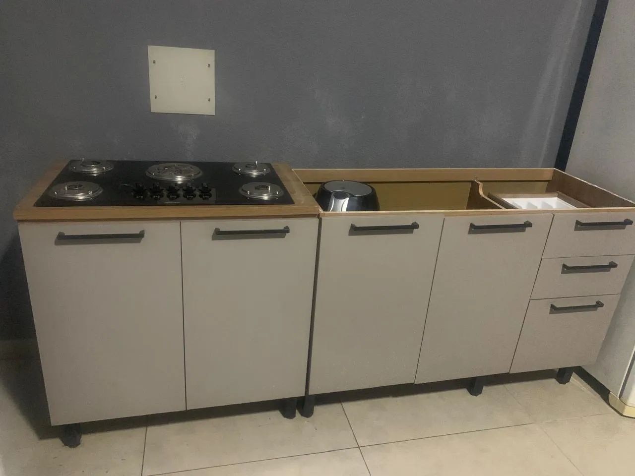 Balcão com cooktop e balcão de pia 