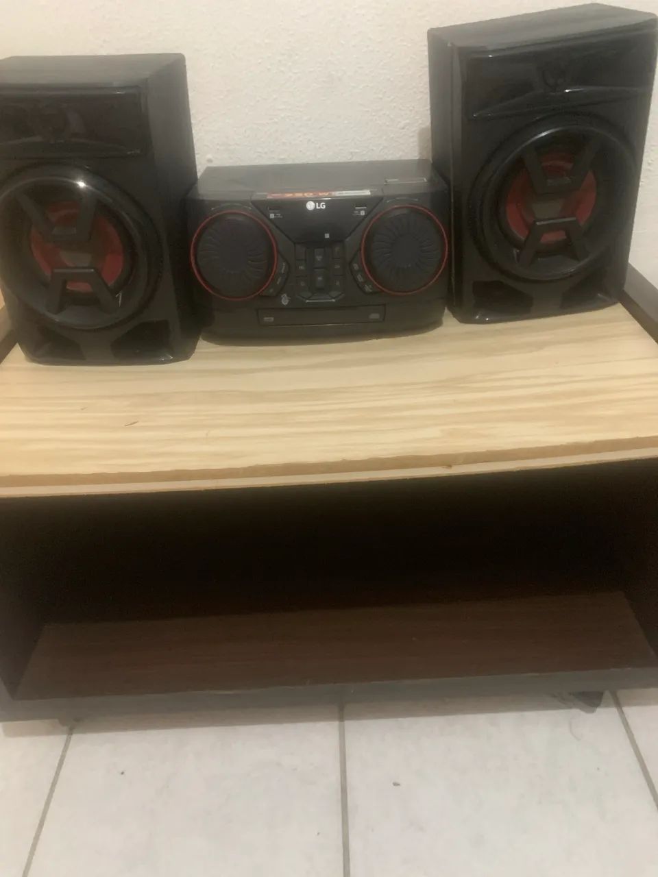 Caixa de som LG com móvel 