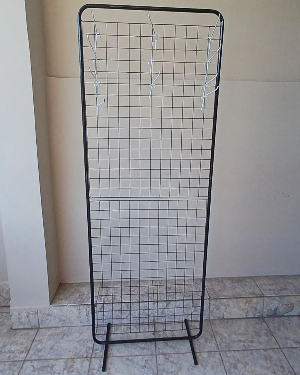 Biombo de chão  preto e  11 ganchos  branco  .