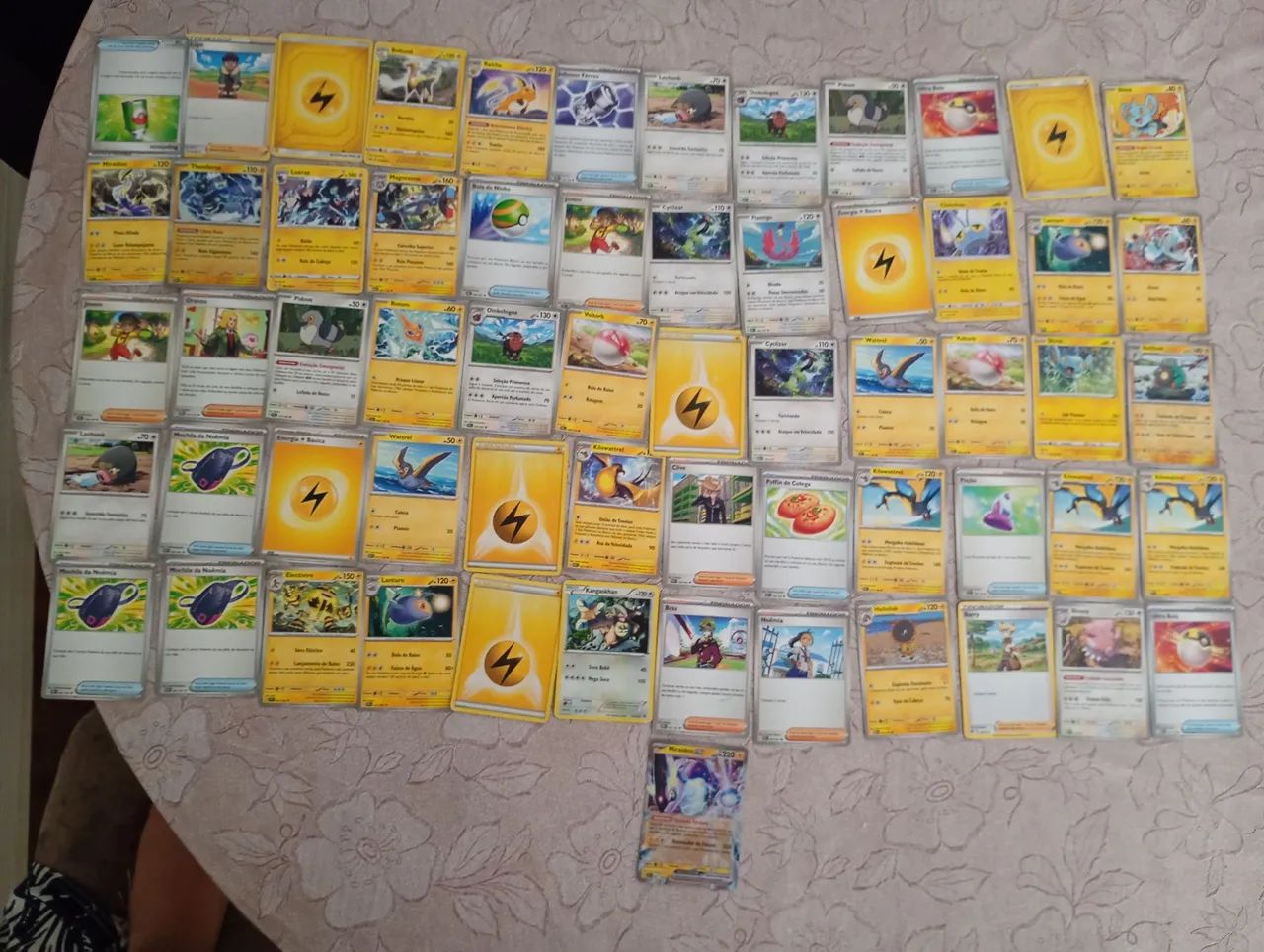 Deck de figurinhas pokémon elétrica