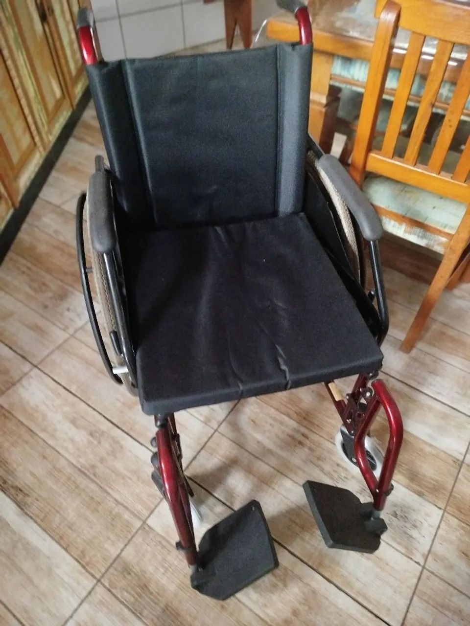 Vendo Cadeira de Rodas totalmente nova. - Foto 2