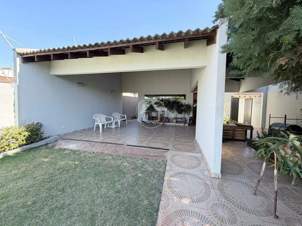 CASA COM 3 SUÍTES- ESCRITÓRIO-ESPAÇO PARA 5 CARROS - Foto 4