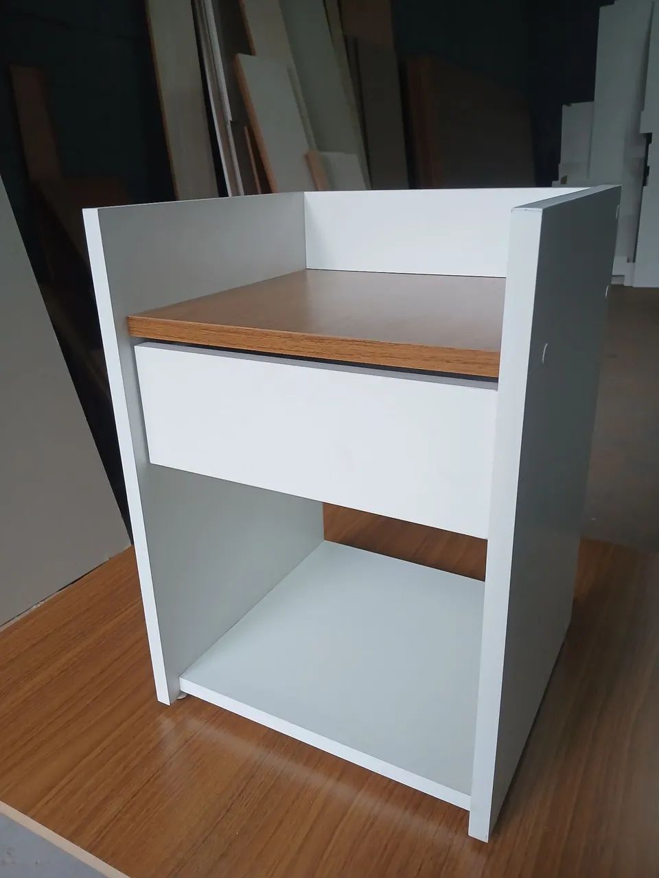 Mesa de Cabeceira em MDF - Branca com Amadeirado