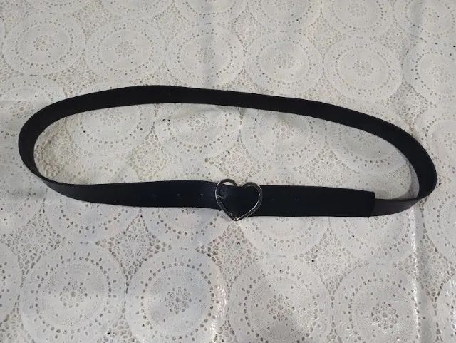 Cinto preto com fivela de coração - Foto 2