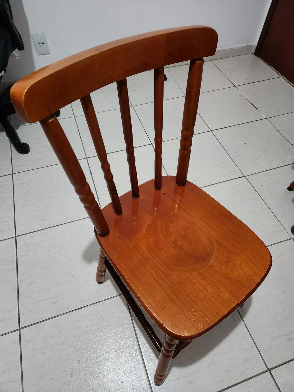Vendo mesa com 4 cadeiras - Foto 2